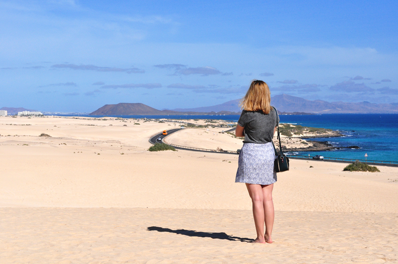 widok na Corralejo z Lanzarote w tle