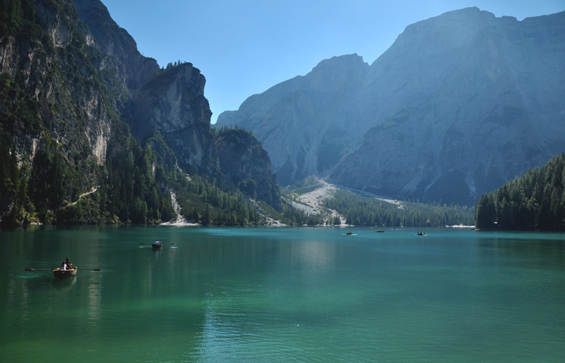 łódki na Lago di Braies