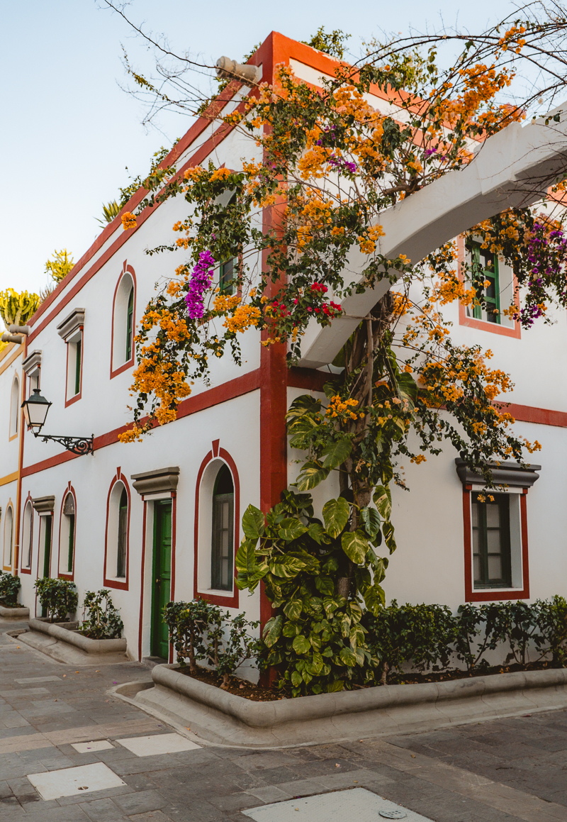 Puerto de Mogan - „mała Wenecja" Wysp Kanaryjskich pokryta bugenwillą