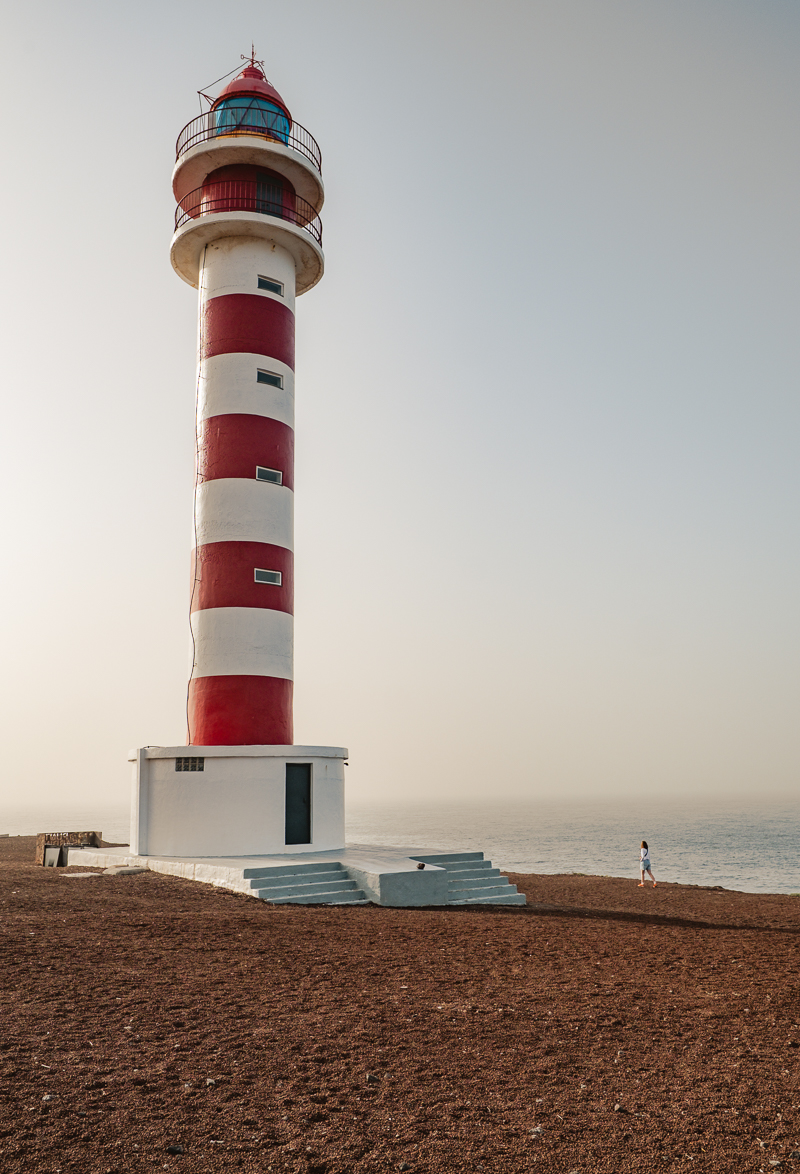 Faro de Sardina - czerwono-biała latarnia morska na końcu Gran Canarii