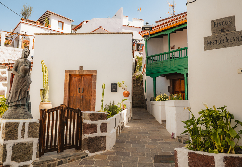 Biała zabudowa Tejedy z pomarańczowymi dachówkami i drewnianymi balkonami