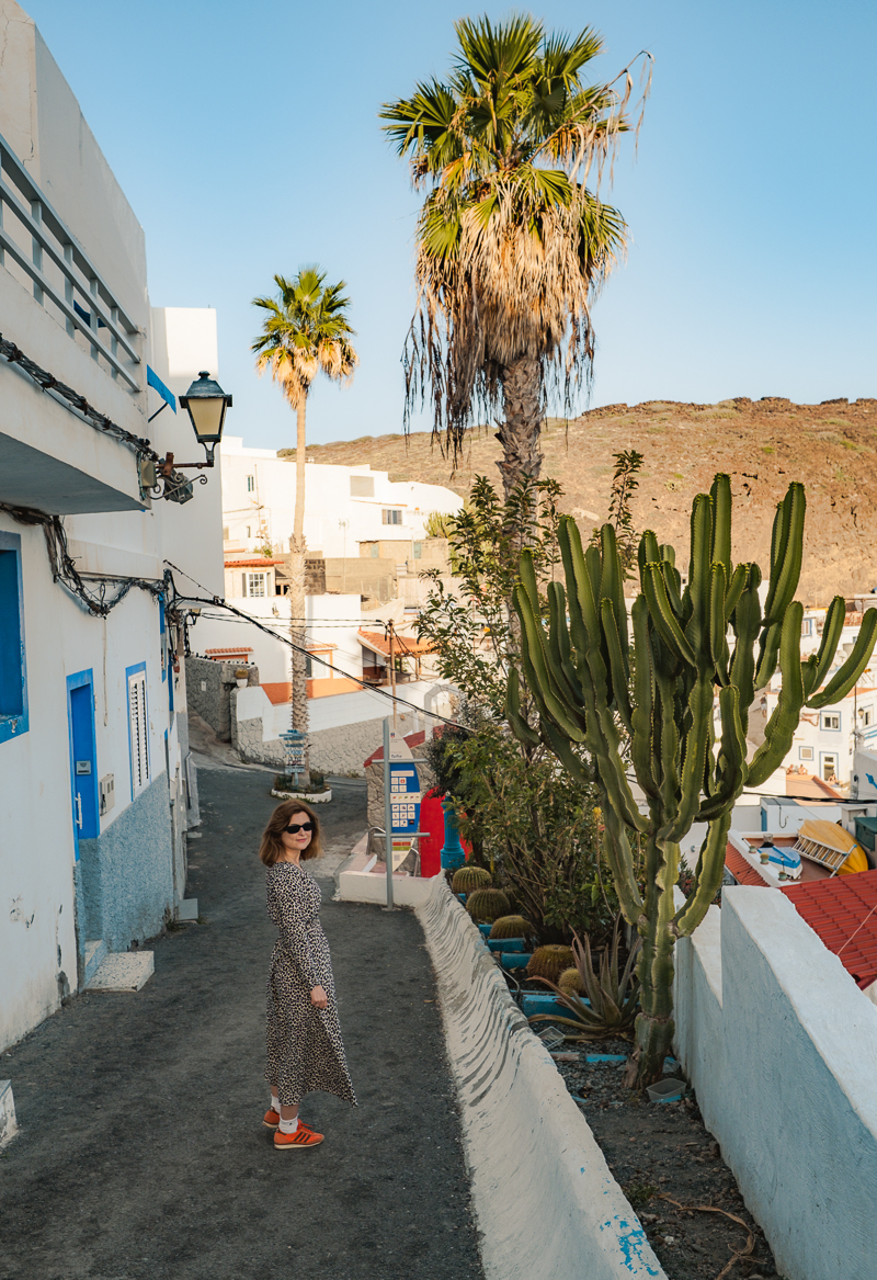 Widok na Tufię przyklejoną do klifu na wschodnim wybrzeżu Gran Canarii