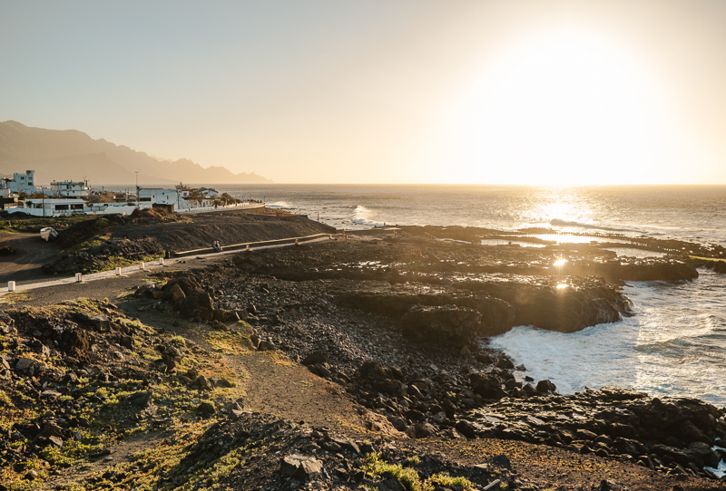Widok na „Dedo de Dios" i klify z Puerto de las Nieves, Gran Canaria