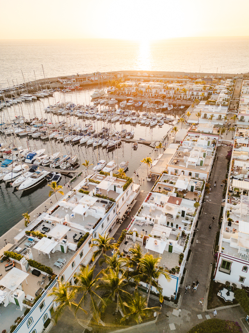 Panorama Puerto de Mogan z białą zabudową