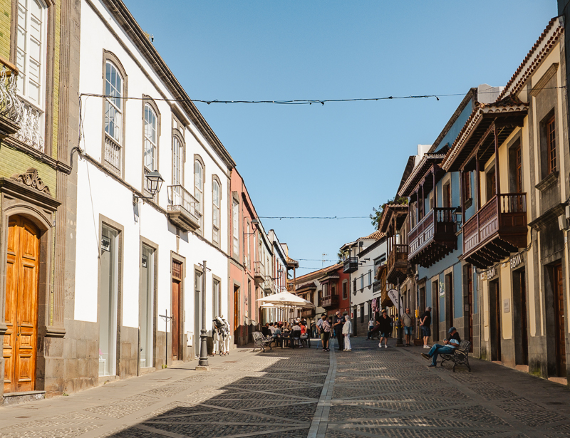 Balkony kanaryjskich kamieniczek w Teror