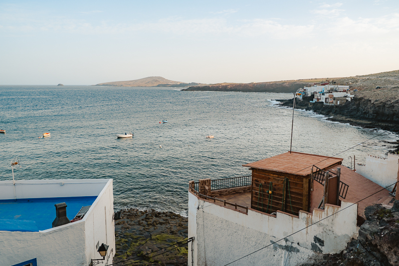 Playa de Tufia - kameralna plaża z czarnym piaskiem i spokojną wodą