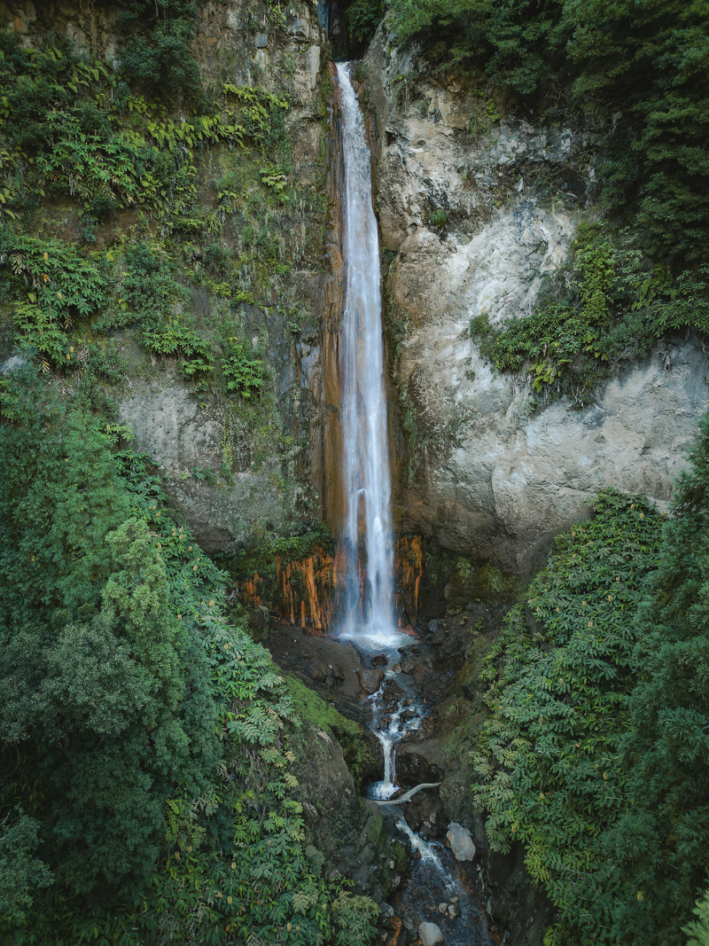 Wodospad Cascata da Ribeira Quente na Sao Miguel
