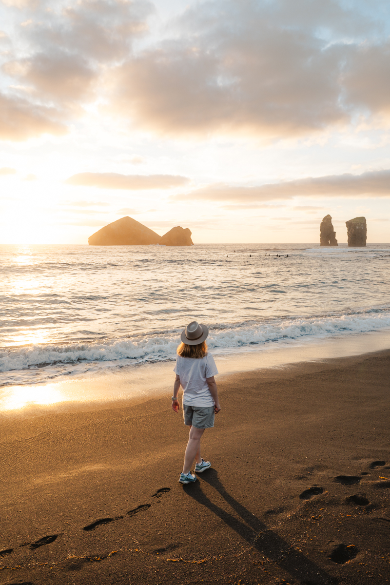 Czarna plaża Praia dos Mosteiros na Sao Miguel