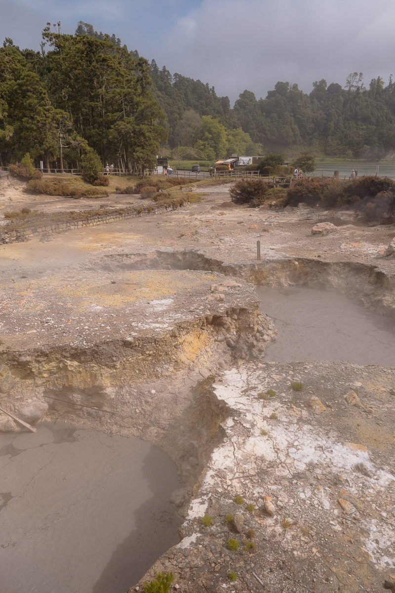 Dymiące fumarole w dolinie geotermalnej Furnas
